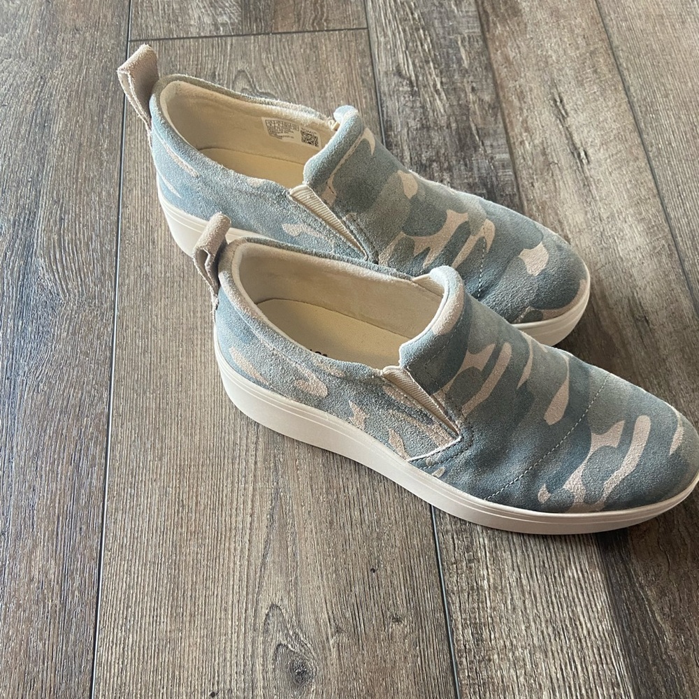 Women’s TOMS slips-on shoes: Size 8